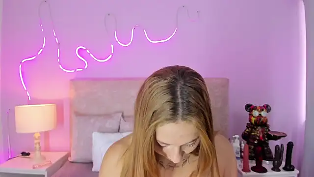 Snapshot of EmaRae1499 chatting on November 2025 12:27:01 PM EmaRae1499 online show from November 2025 12:27:01 PM