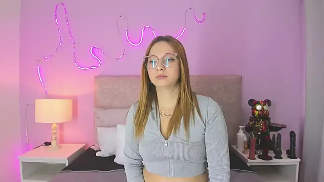 Snapshot of EmaRae1499 chatting on November 2025 07:38:01 PM EmaRae1499 online show from November 2025 07:38:01 PM