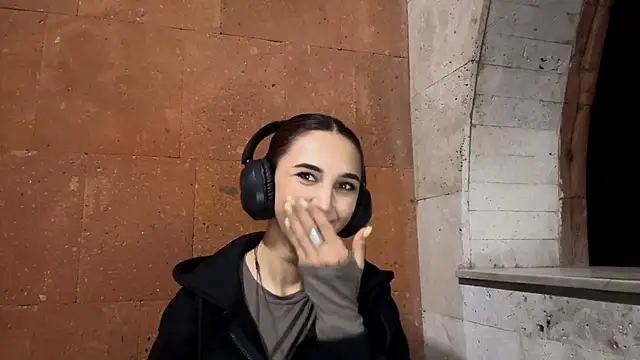 Snapshot of LinaMour chatting on September 2025 10:10:02 PM LinaMour online show from September 2025 10:10:02 PM