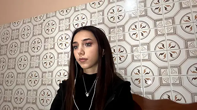 Snapshot of LinaMour chatting on November 2025 10:10:02 PM LinaMour online show from November 2025 10:10:02 PM