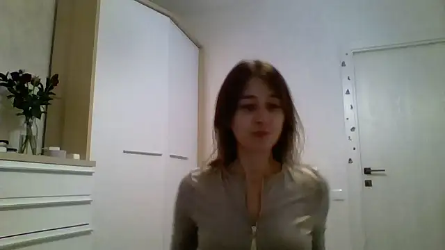 Avenique online show from October 2025 08:40:01 PM
