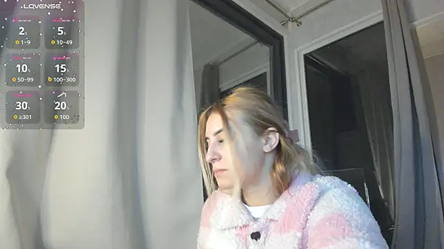 Snapshot of Ella_Vee chatting on November 2025 03:39:02 AM Ella Vee online show from November 2025 03:39:02 AM