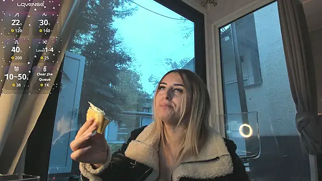 Snapshot of Ella_Vee chatting on November 2025 05:50:02 AM Ella Vee online show from November 2025 05:50:02 AM