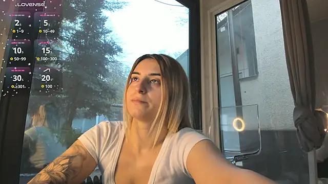 Snapshot of Ella_Vee chatting on November 2025 06:49:02 AM Ella Vee online show from November 2025 06:49:02 AM