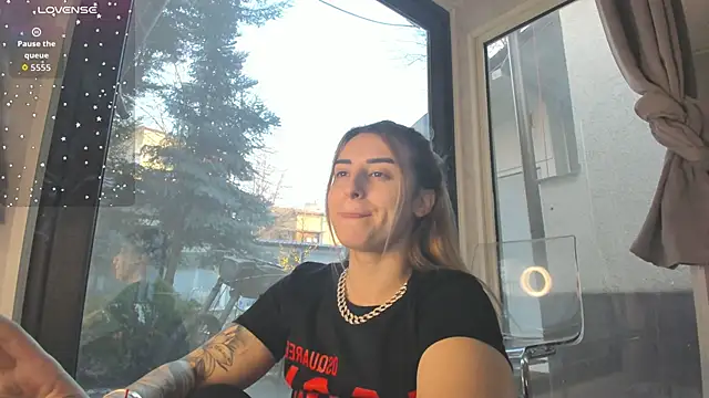 Snapshot of Ella_Vee chatting on December 2025 06:31:01 AM Ella Vee online show from December 2025 06:31:01 AM