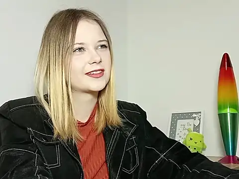 Snapshot of LydiaYoung chatting on October 2025 06:17:02 PM LydiaYoung online show from October 2025 06:17:02 PM