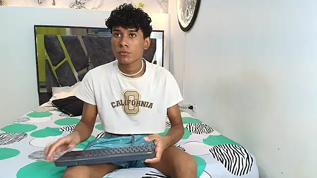 LONDON BOYS1 online show from November 2025 01:37:02 AM