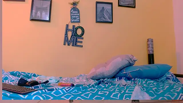 Snapshot of skinnyyuliana18 chatting on December 2025 07:19:02 PM skinnyyuliana18 online show from December 2025 07:19:02 PM