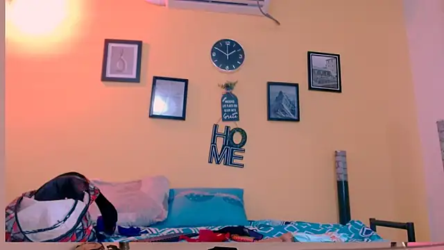 Snapshot of skinnyyuliana18 chatting on December 2025 06:50:01 PM skinnyyuliana18 online show from December 2025 06:50:01 PM