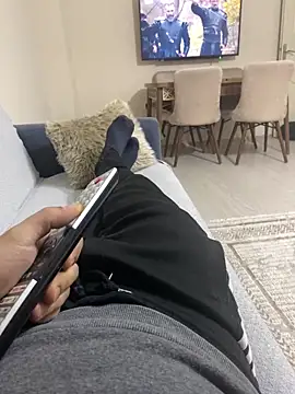 banuemre28 online show from December 2025 05:00:01 PM