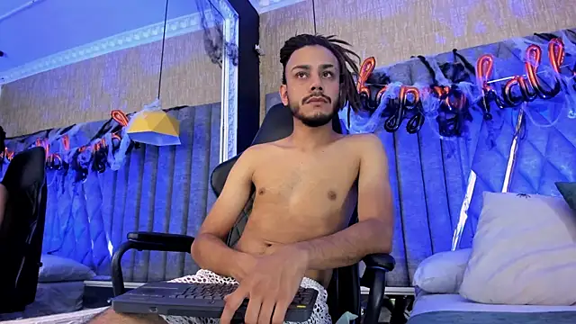 Snapshot of Boss_Domiinator chatting on November 2025 04:04:01 AM Boss Domiinator online show from November 2025 04:04:01 AM