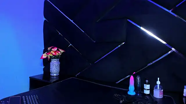 Sophie Jhoms online show from November 2025 09:43:02 PM