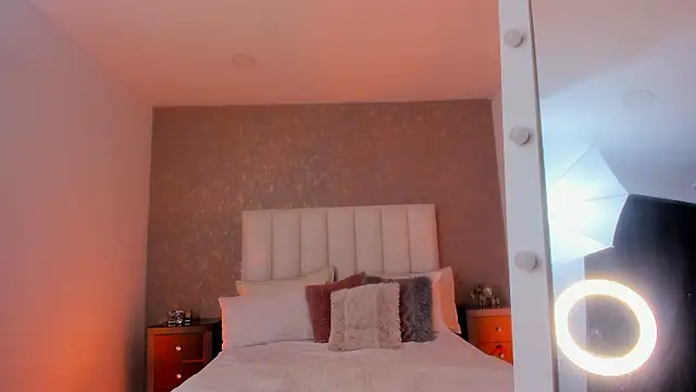 Snapshot of KaylieBrooks chatting on November 2025 06:28:02 PM KaylieBrooks online show from November 2025 06:28:02 PM