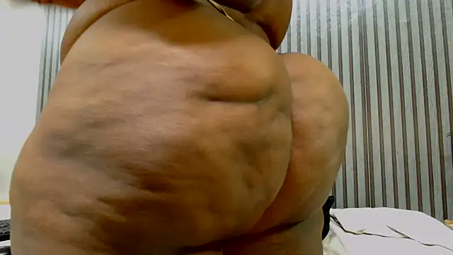 ROYALASS25 online show from June 2026 01:17:02 AM