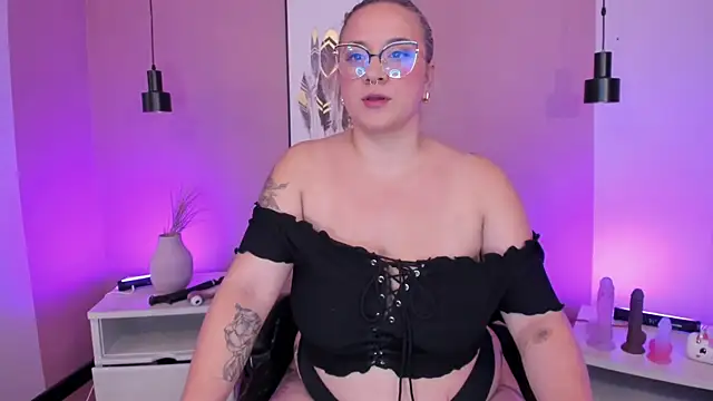 Snapshot of hollie_joliie chatting on October 2025 08:10:01 AM hollie joliie online show from October 2025 08:10:01 AM