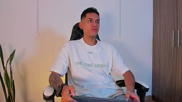 Nickyblazze  online show from October 2025 12:06:01 PM