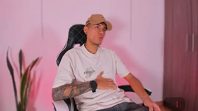 Nickyblazze  online show from October 2025 12:37:02 PM