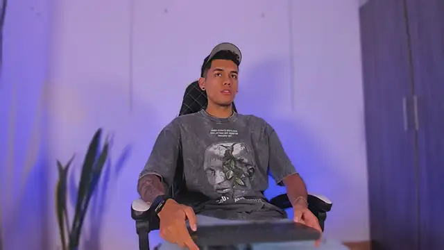 Nickyblazze  online show from November 2025 12:04:02 PM