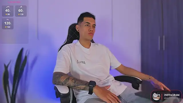 Nickyblazze  online show from December 2025 02:47:01 PM