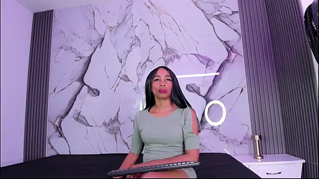 Snapshot of Hillarytonsonx chatting on September 2025 12:05:02 PM Hillarytonsonx online show from September 2025 12:05:02 PM