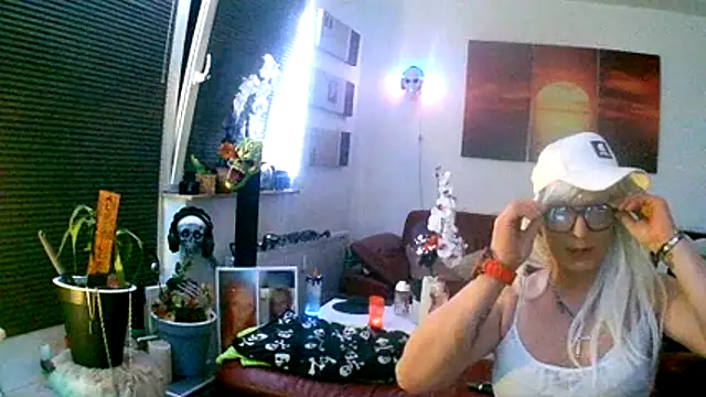 Snapshot of hellgirl1980 chatting on November 2025 09:50:01 PM hellgirl1980 online show from November 2025 09:50:01 PM