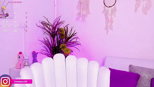 Emylopezz online show from November 2025 01:36:01 PM