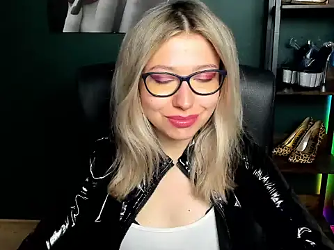 Snapshot of loveHeidi chatting on June 2026 04:36:02 AM loveHeidi online show from June 2026 04:36:02 AM