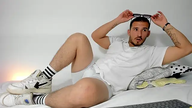 Snapshot of estivii chatting on November 2025 12:24:01 AM estivii online show from November 2025 12:24:01 AM