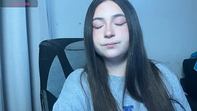 valentinauwu online show from November 2025 12:35:02 AM