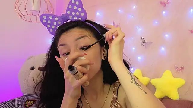 april bennett online show from December 2025 12:57:02 PM