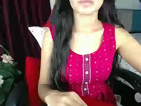 Snapshot of LOVE_BEAUTYY chatting on October 2025 04:02:01 AM LOVE BEAUTYY online show from October 2025 04:02:01 AM