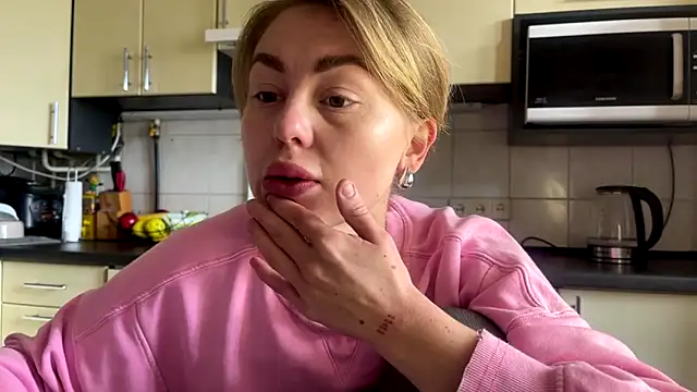 Snapshot of MartaLuna_ chatting on April 2026 09:11:02 AM MartaLuna online show from April 2026 09:11:02 AM