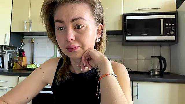 Snapshot of MartaLuna_ chatting on May 2026 08:32:02 AM MartaLuna online show from May 2026 08:32:02 AM