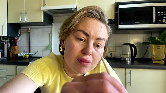 Snapshot of MartaLuna_ chatting on May 2026 09:25:02 AM MartaLuna online show from May 2026 09:25:02 AM