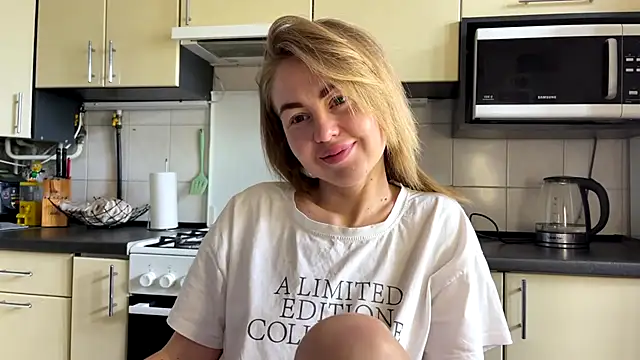 Snapshot of MartaLuna_ chatting on May 2026 10:23:01 AM MartaLuna online show from May 2026 10:23:01 AM