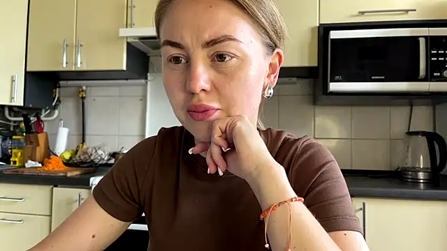 Snapshot of MartaLuna_ chatting on May 2026 10:43:01 AM MartaLuna online show from May 2026 10:43:01 AM