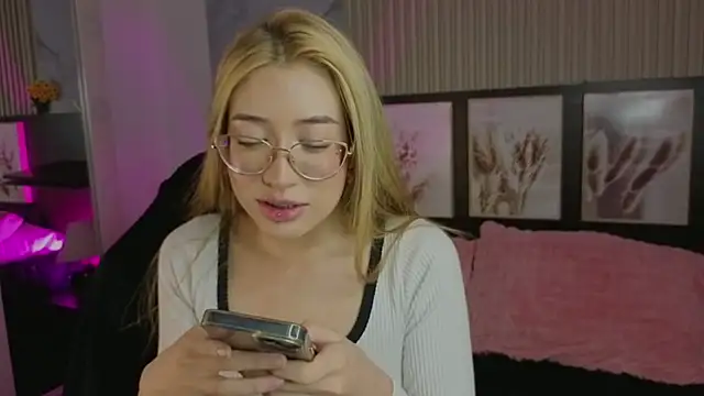 Snapshot of tokyoluu chatting on September 2025 09:49:01 PM tokyoluu online show from September 2025 09:49:01 PM