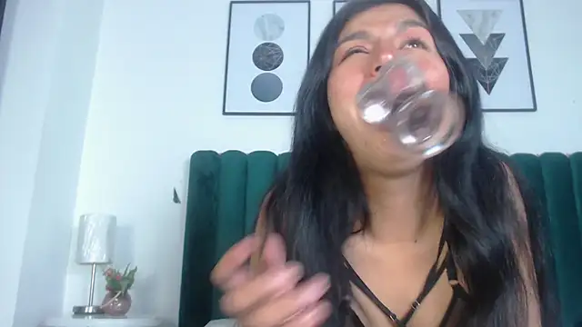 Keila Fg online show from November 2025 01:00:01 PM