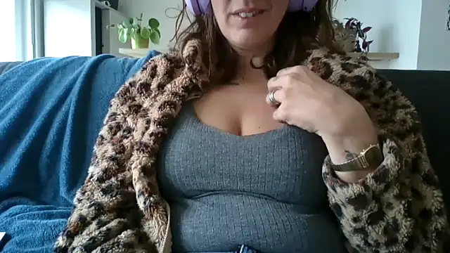 Snapshot of samantaatw chatting on September 2025 08:18:02 AM samantaatw online show from September 2025 08:18:02 AM