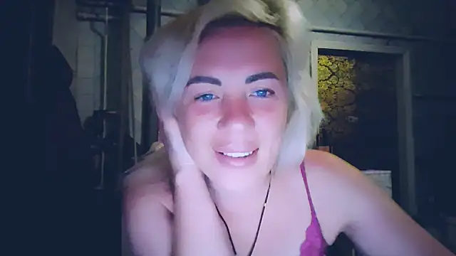 Snapshot of EmmaCat_ chatting on May 2026 08:17:01 PM EmmaCat online show from May 2026 08:17:01 PM