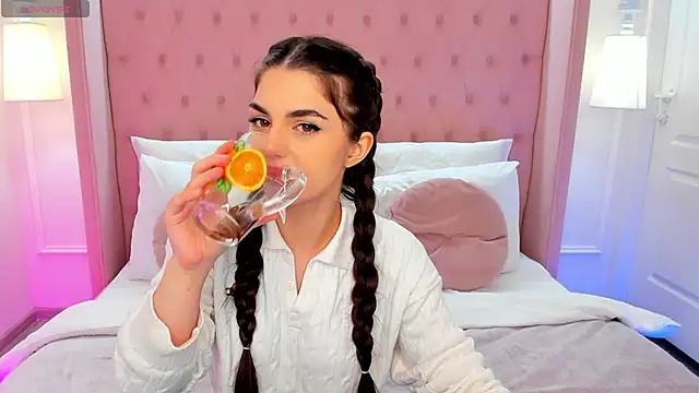 Snapshot of HelenTiny chatting on November 2025 01:22:04 PM HelenTiny online show from November 2025 01:22:04 PM