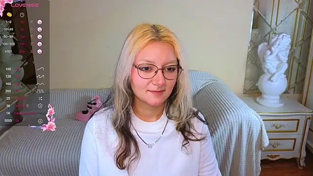 JuicyLullu online show from November 2025 11:20:01 AM