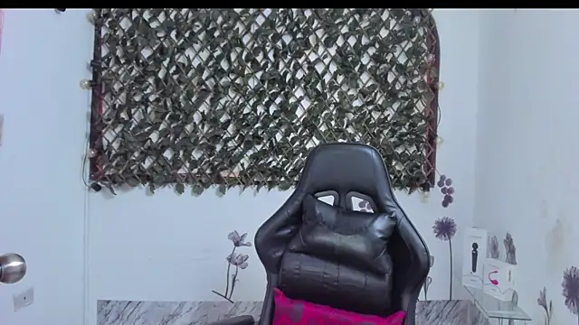 Snapshot of Luna021_1 chatting on October 2025 06:43:01 PM Luna021 1 online show from October 2025 06:43:01 PM