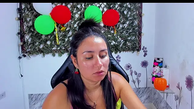 Snapshot of Luna021_1 chatting on November 2025 07:38:01 PM Luna021 1 online show from November 2025 07:38:01 PM