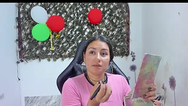 Snapshot of Luna021_1 chatting on November 2025 07:25:02 PM Luna021 1 online show from November 2025 07:25:02 PM