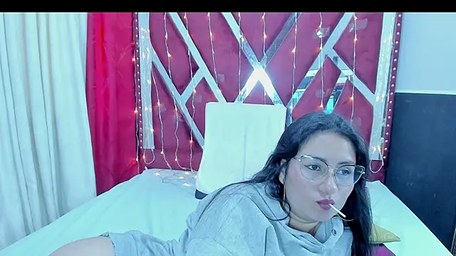 Snapshot of Luna021_1 chatting on November 2025 12:05:02 PM Luna021 1 online show from November 2025 12:05:02 PM