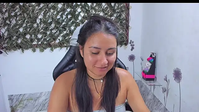 Snapshot of Luna021_1 chatting on November 2025 07:49:02 PM Luna021 1 online show from November 2025 07:49:02 PM