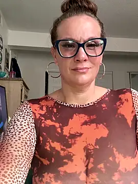 Ariasweetaspie online show from November 2025 07:48:02 PM