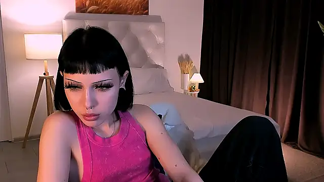 MiaCain online show from October 2025 04:41:02 PM
