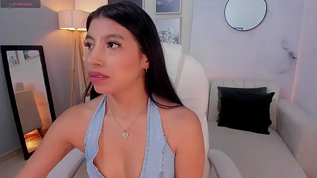 Snapshot of Tiffany_Low chatting on November 2025 12:03:01 PM Tiffany Low online show from November 2025 12:03:01 PM